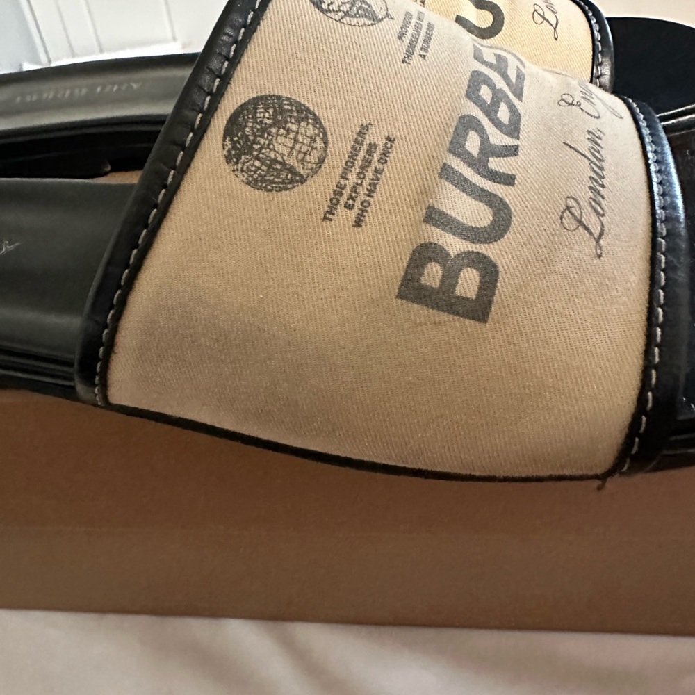 🌸CLOSET BLOWOUT🌸🌸 Burberry Black and Beige Slides size 41 - Picture 9 of 11